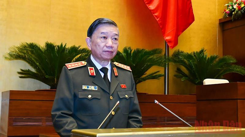 Bộ trưởng Công an Tô Lâm trình bày báo cáo công tác phòng, chống tội phạm và vi phạm pháp luật năm 2021. Ảnh: LINH NGUYÊN