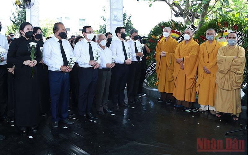 Các đồng chí lãnh đạo, nguyên lãnh đạo các cấp tiễn đưa đồng chí Ngô Thị Huệ về nơi an nghỉ cuối cùng.