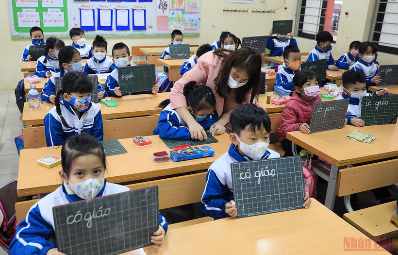 Giáo viên hướng dẫn các em học sinh lớp 1 vào lớp vì đây là lần đầu tiên các em được tới trường nên còn nhiều bỡ ngỡ. (Ảnh: THÀNH ĐẠT)