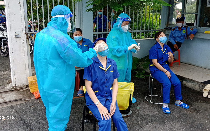 Công ty FRONICS, KCX Tân Thuận test nhanh, kiểm tra y tế cho công nhân sáng 4/10.