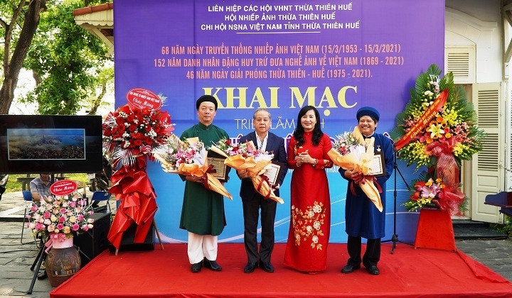 Hội Nghệ sĩ Nhiếp ảnh Việt Nam trao Kỷ niệm chương cho Chủ tịch UBND tỉnh Phan Ngọc Thọ, Bí thư Thành ủy Huế Phan Thiên Định và nhà văn Hồ Đăng Thanh Ngọc.