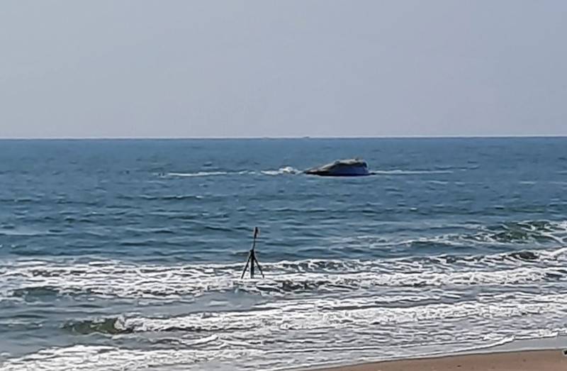 Hiện tàu trôi vào cách bờ 300m (Ảnh: CTV)