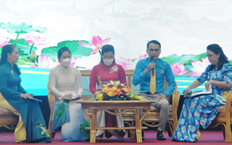 Giao lưu với 3 cá nhân điển hình tiêu biểu xuất sắc.