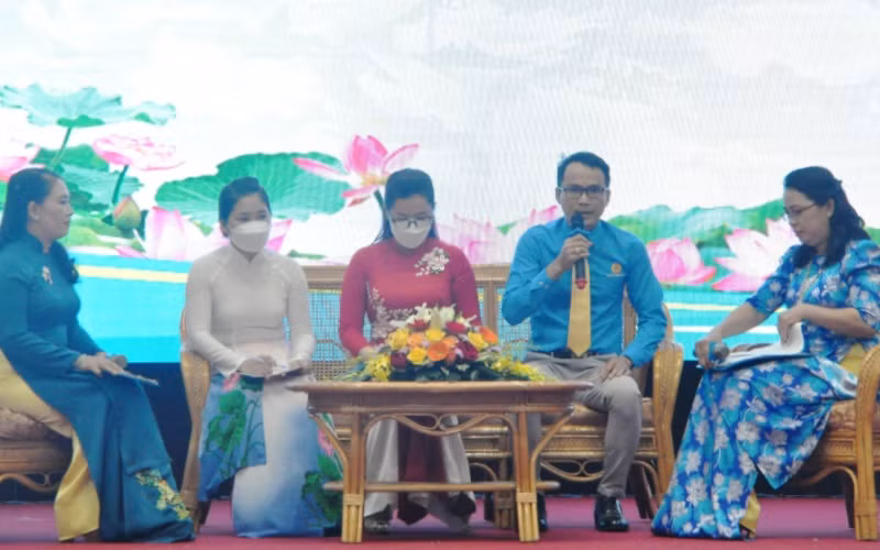 Giao lưu với 3 cá nhân điển hình tiêu biểu xuất sắc.