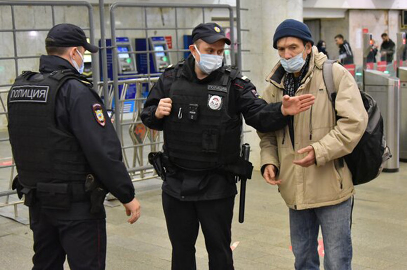 Tăng cường kiểm tra việc tuân thủ biện pháp phòng, chống dịch tại các bến tàu điện ngầm ở thủ đô Moskva (Nguồn: Moskva 24)