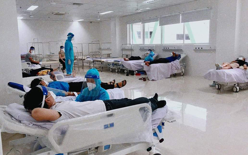 Các tình nguyện viên tham gia hiến máu. 