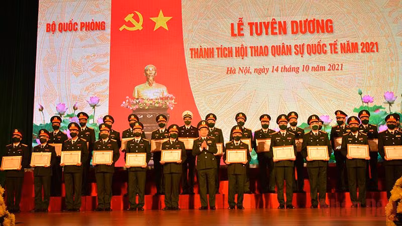 Bộ trưởng Quốc phòng Phan Văn Giang trao tặng Bằng khen cho đại diện tập thể, cá nhân có thành tích xuất sắc trong tham gia Army Games 2021.