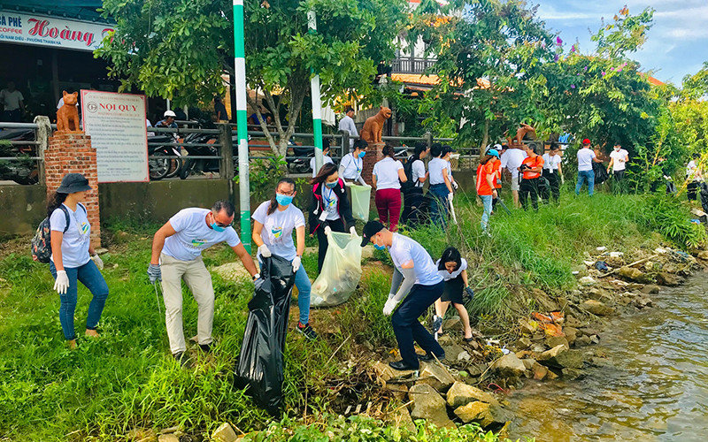 Sau lễ phát động, nhiều người tham gia nhặt rác.