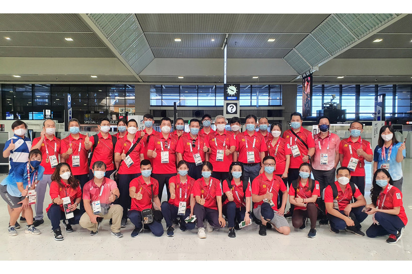 Đoàn thể thao Việt Nam chụp ảnh lưu niệm trước giờ làm thủ tục. (Ảnh: THU SÂM)