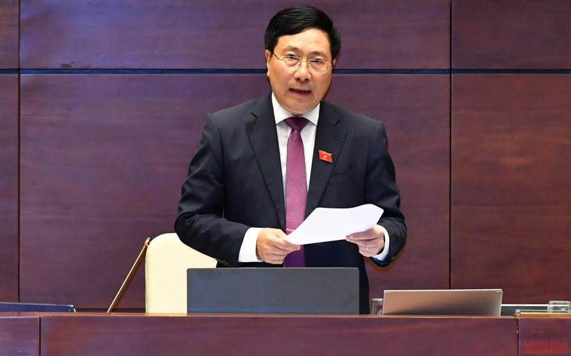 Phó Thủ tướng Thường trực Chính phủ Phạm Bình Minh trả lời chất vấn chiều 9/6. (Ảnh: LINH KHOA)