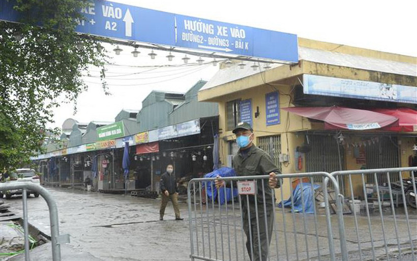 Ban Quản lý chợ Long Biên chuẩn bị cho việc mở cửa trở lại vào vào 0h ngày 21/10. (Ảnh: Mạnh Khánh-TTXVN)