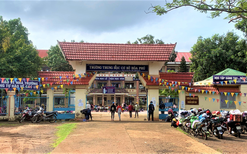  Điểm lấy mẫu xét nghiệm ở Trường trung học cơ sở Hòa Phú cho người từ các tỉnh phía nam về địa phương.