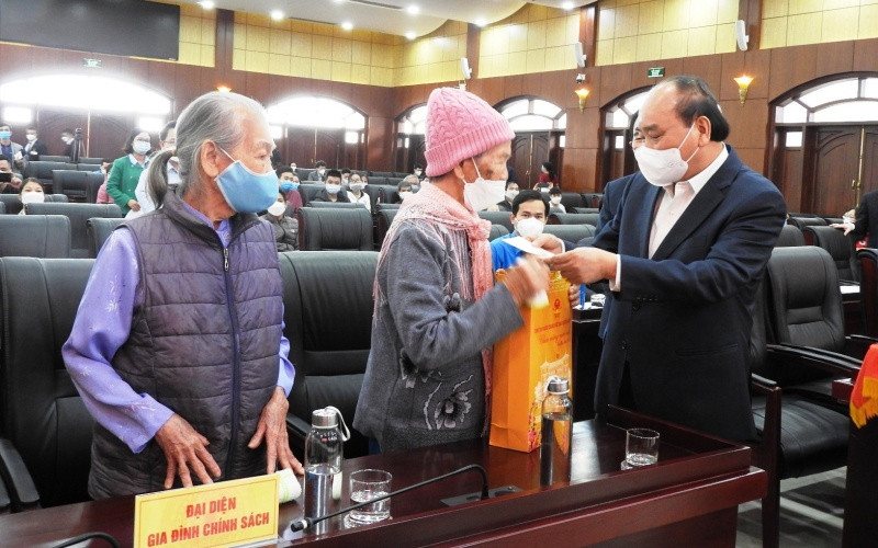 Chủ tịch nước Nguyễn Xuân Phúc tặng quà Tết cho các Mẹ Việt Nam Anh hùng tiêu biểu.