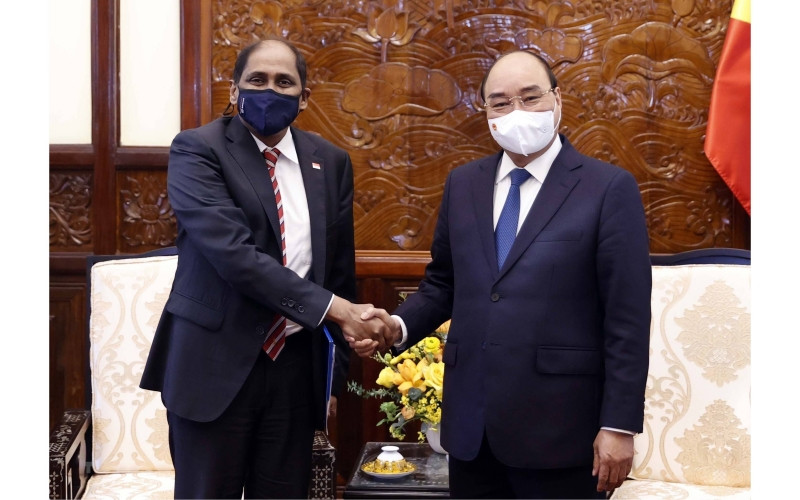 Chủ tịch nước Nguyễn Xuân Phúc tiếp Đại sứ Singapore Jaya Ratnam. (Ảnh: TTXVN)