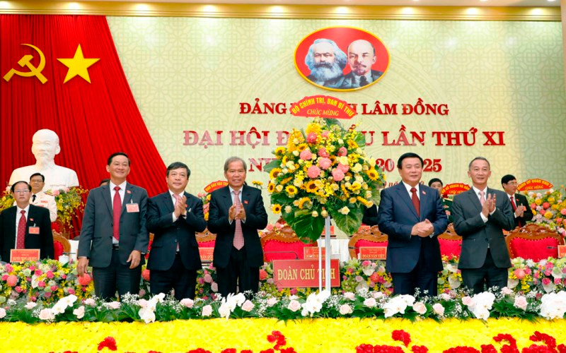 Thay mặt Bộ Chính trị, Ban Bí thư, đồng chí Nguyễn Xuân Thắng tặng lẵng hoa chúc mừng Đại hội.