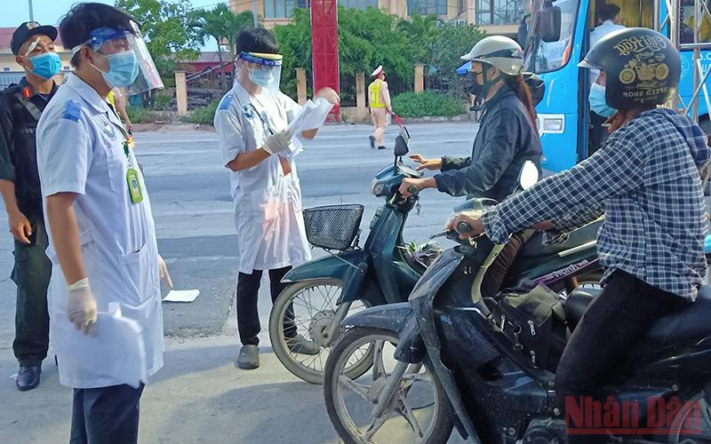 Các chốt kiểm dịch ở Thái Bình siết chặt việc kiểm tra người và phương tiện từ tỉnh Hà Nam vào địa bàn.