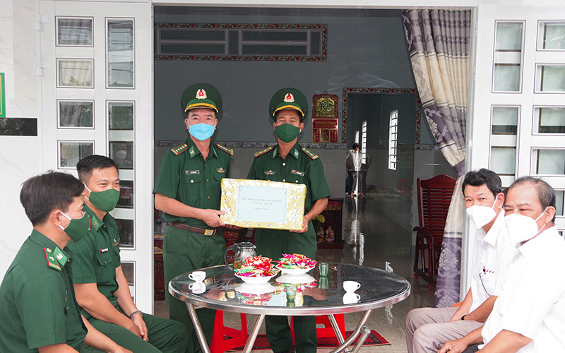 Đại tá Lê Văn Anh, Phó Chính ủy Bộ đội Biên phòng tỉnh Sóc Trăng trao quyết định bàn gia nhà đồng đội cho đồng chí Trung tá Lâm Chí Dũng.
