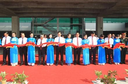 Thủ tướng Nguyễn Tấn Dũng cùng các đại biểu cắt băng khánh thành Cảng hàng không quốc tế Phú Quốc.  