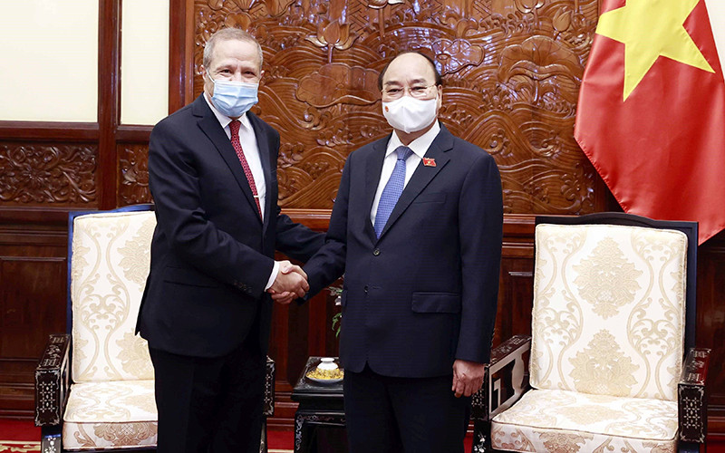 Chủ tịch nước Nguyễn Xuân Phúc và Ðại sứ Algeria Mohamed Berrah. Ảnh: TTXVN