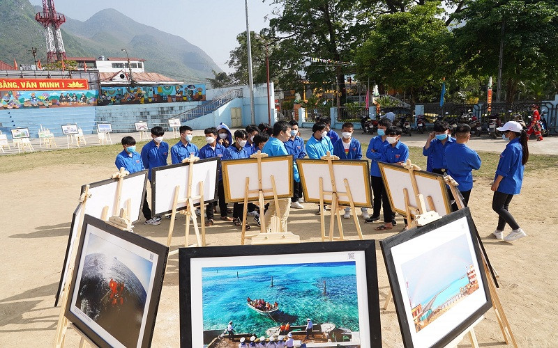 Đoàn viên, thanh niên Hà Giang tham quan và nghe thuyết minh về biển, đảo qua những bức ảnh.