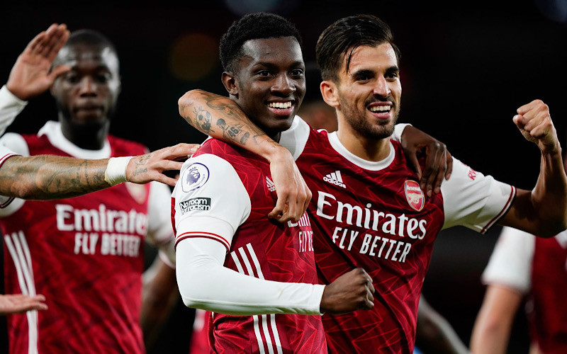 Các cầu thủ Arsenal lại được hưởng niềm vui chiến thắng.