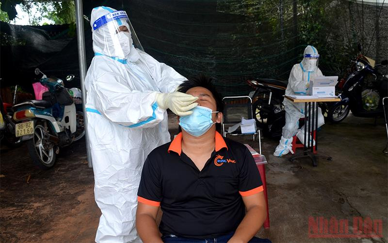 Cơ quan y tế tiến hành xét nghiệm SARS-CoV-2 sàng lọc cộng đồng cho người dân phường Phú Tài, thành phố Phan Thiết (Bình Thuận)