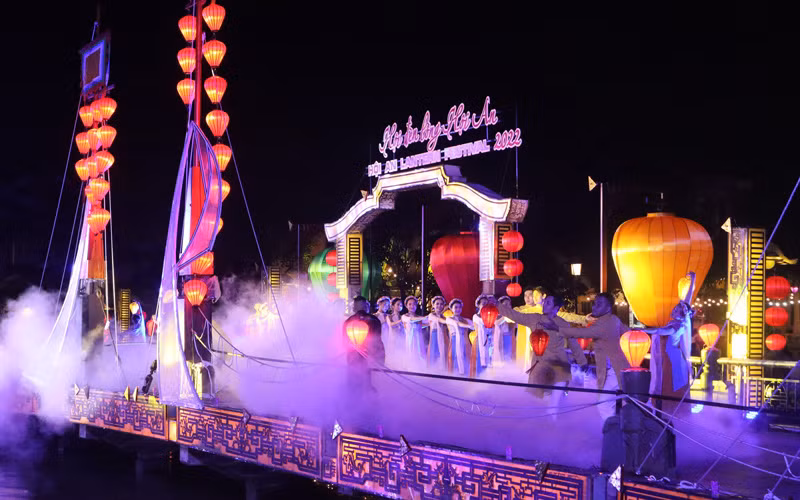 Hội đèn lồng với chủ đề “Chung tay thắp sáng Hội An” vào tối 24/12/2021 tại thành phố Hội An nhằm chào đón năm mới và chào mừng Năm du lịch quốc gia 2022. (Ảnh: Tổng cục Du lịch)