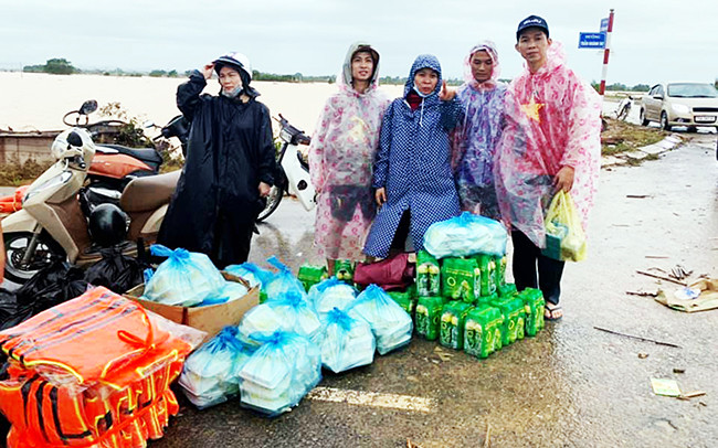 Cơm và nhu yếu phẩm đã sẵn sàng  lên thuyền về với người dân Quảng Trị đang bị lũ bao vây.