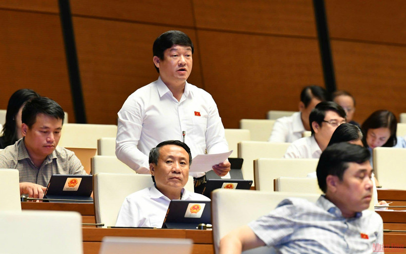 Đại biểu Lương Văn Hùng (Quảng Ngãi) phát biểu tại phiên thảo luận của Quốc hội về dự án Luật Thực hiện dân chủ ở cơ sở, sáng 14/6. (Ảnh: LINH NGUYÊN)