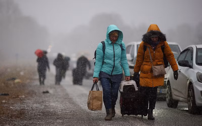 Người dân tại Ukraine sang Ba Lan lánh nạn. (Ảnh: Reuters)