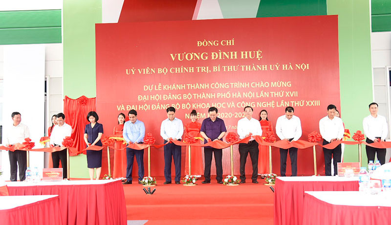 Các đồng chí lãnh đạo TP Hà Nội và Bộ Khoa học và Công nghệ cắt băng khánh thành nhà máy của Công ty cổ phần kỹ thuật công nghiệp Á Châu tại Khu công nghệ cao Hòa Lạc.