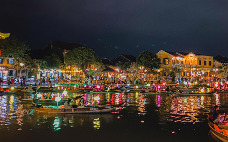 Hội An lung linh về đêm (Ảnh: DUY HẬU)