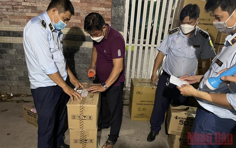 Đoàn kiểm tra lập biên bản tạm giữ tang vật.