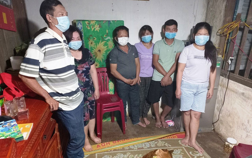 Một số đối tượng ở phường Nghĩa Tân, thành phố Gia Nghĩa vi phạm Chỉ thị 16, bị lực lượng công an phát hiện, xử phạt.