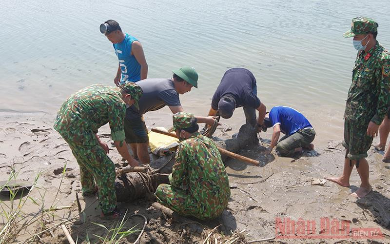 Lực lượng công binh đưa được quả bom vào bờ để chở đến nơi tập kết chuẩn bị hủy.