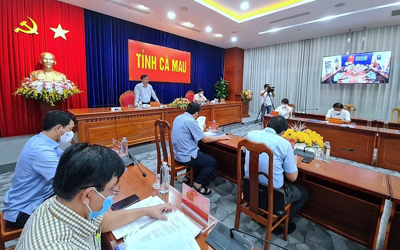 Cà Mau họp trực tuyến rút kinh nghiệm sau 12 ngày giãn cách xã hội vào tối 30/7.