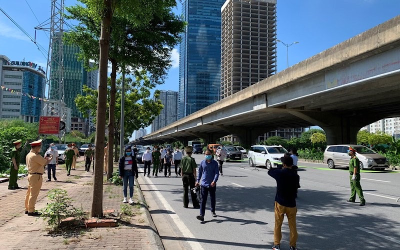 Tính đến hiện tại, Công an thành phố Hà Nội đã triển khai 12 tổ cơ động xử lý người ra đường không chính đáng.