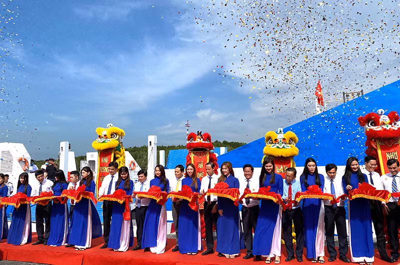 -	Lãnh đạo TP Hồ Chí Minh và tỉnh Bà Rịa - Vũng Tàu cắt băng khánh thành tuyến phà sáng 4-1.