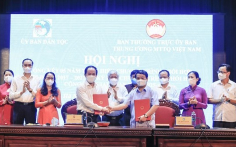 Ký kết chương trình phối hợp giữa hai cơ quan. (Ảnh: Diệp Vinh)