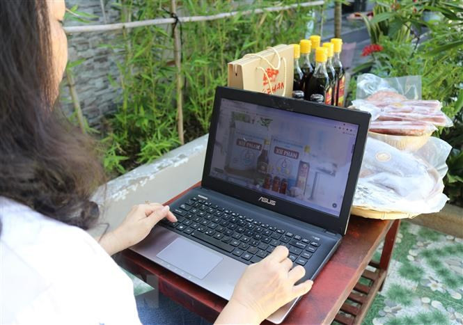 Bán hàng online là phương thức được nhiều cơ sở, doanh nghiệp áp dụng. Ảnh: TTXVN