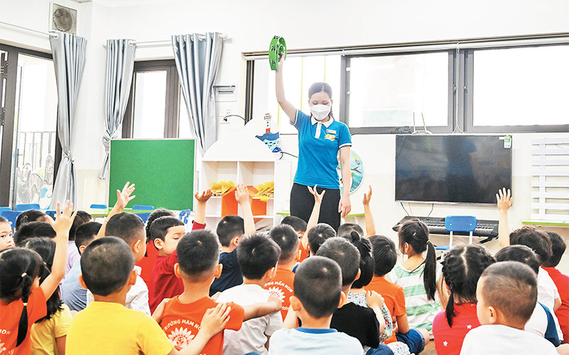 Giờ học đầu tiên sau khi đi học trở lại của học sinh Trường mầm non Hoa Hướng Dương (Cầu Giấy). (Ảnh Thu Hà) 