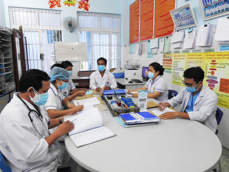 Ê-kíp trực họp, đánh giá diễn biến bệnh được kiểm tra, ghi chép cẩn thận trong hồ sơ bệnh án.