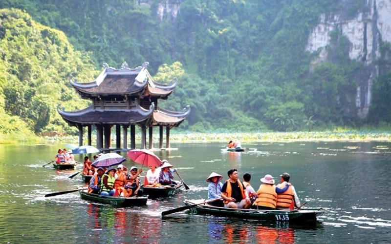 Du khách tham quan Quần thể danh thắng Tràng An, Ninh Bình. (Ảnh: Hồng Hạnh)