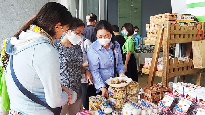 Do dịch bệnh nên các hộ gia đình tích trữ nhiều trứng cho bữa ăn.