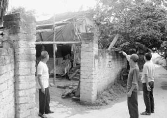 Nhiều hộ dân khu Mộ Hạ đang sống
trong những ngôi nhà xiêu vẹo, dột nát.