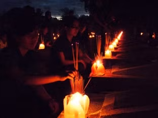 Dâng hương và thắp nến tri ân những
người đã ngã xuống cho sự trường tồn
của Tổ quốc hôm nay.