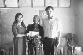 Đại diện chi nhánh ngân hàng NN và PTNT<br>Quảng Nam thăm, tặng quà mẹ Việt Nam<br> anh hùng Vỏ Thị Nhỏ nhân kỷ niệm <br