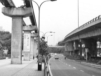 Đường sắt một ray song song với đường bộ
trên cao tại Trùng Khánh (Trung Quốc).