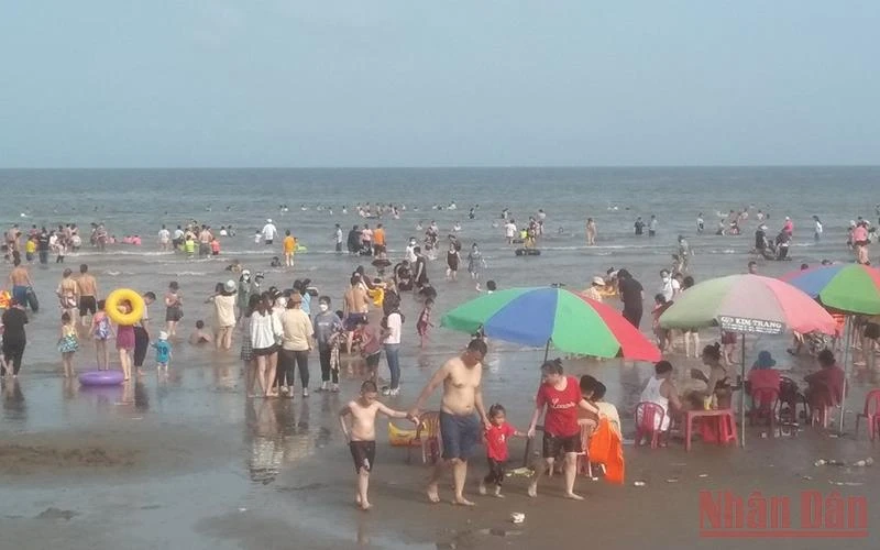 Những năm gần đây, bãi biển cồn Vành (tỉnh Thái Bình) trở thành điểm đến khá hấp dẫn với du khách. (Ảnh: MAI TÚ)