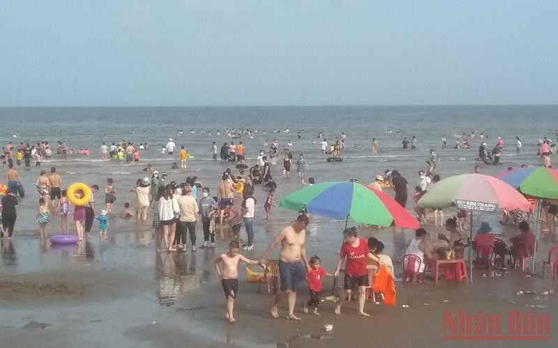 Những năm gần đây, bãi biển cồn Vành (tỉnh Thái Bình) trở thành điểm đến khá hấp dẫn với du khách. (Ảnh: MAI TÚ)